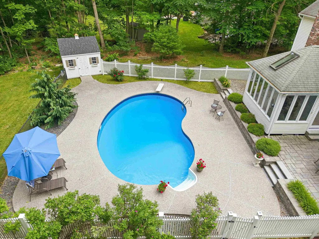 22 Hazelnut Lane Londonderry NH 03053