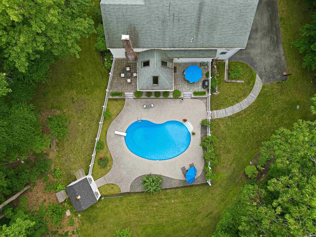 22 Hazelnut Lane Londonderry NH 03053
