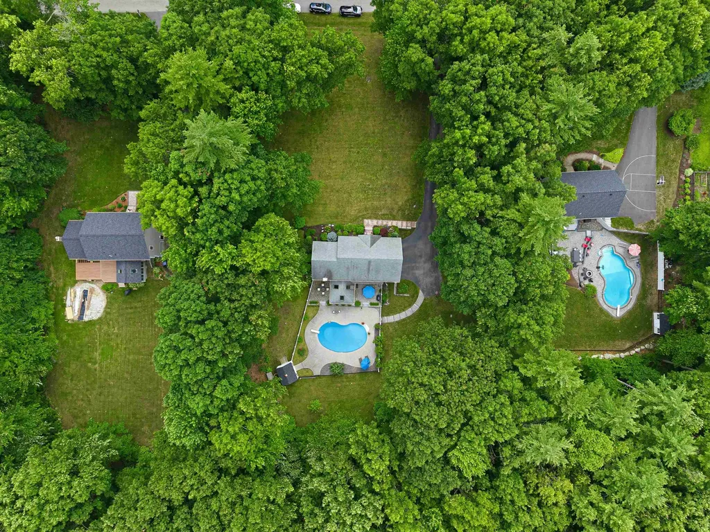22 Hazelnut Lane Londonderry NH 03053