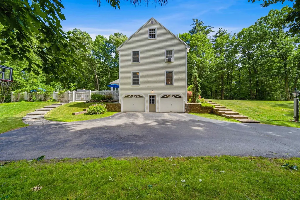 22 Hazelnut Lane Londonderry NH 03053