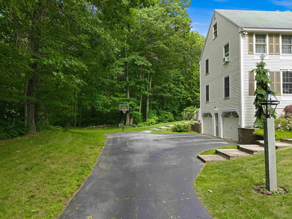 22 Hazelnut Lane Londonderry NH 03053