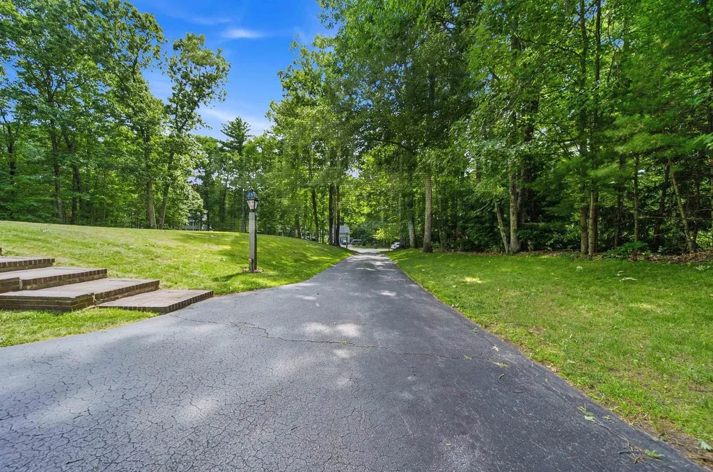 22 Hazelnut Lane Londonderry NH 03053