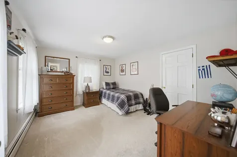 22 Hazelnut Lane Londonderry NH 03053