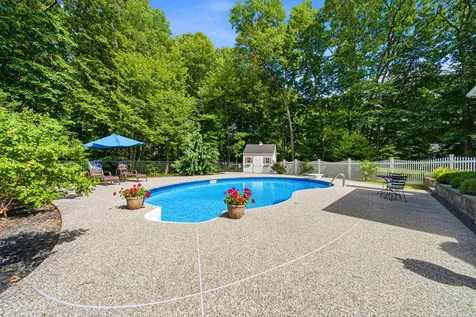 22 Hazelnut Lane Londonderry NH 03053