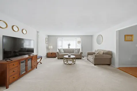 22 Hazelnut Lane Londonderry NH 03053