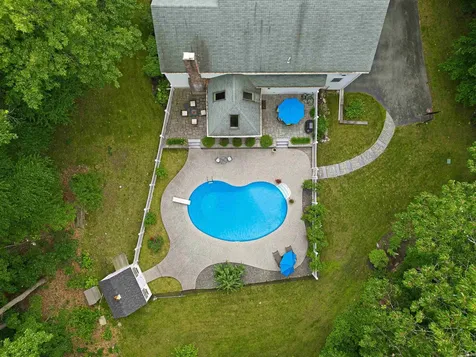 22 Hazelnut Lane Londonderry NH 03053
