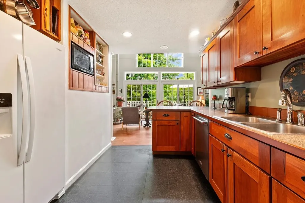 28 Chase Street Sunapee NH 03782