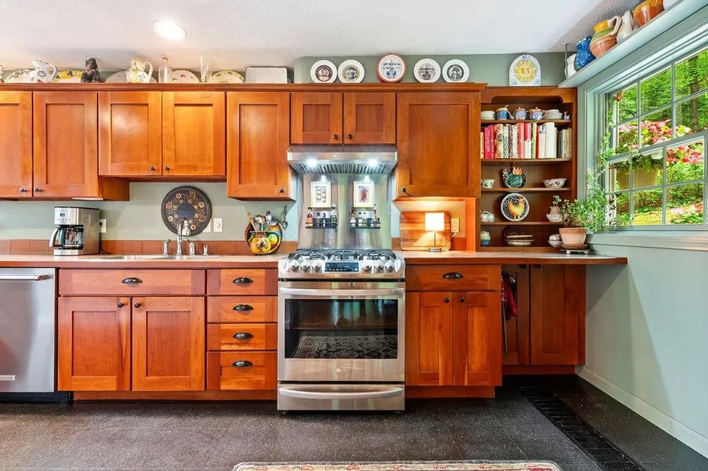 28 Chase Street Sunapee NH 03782