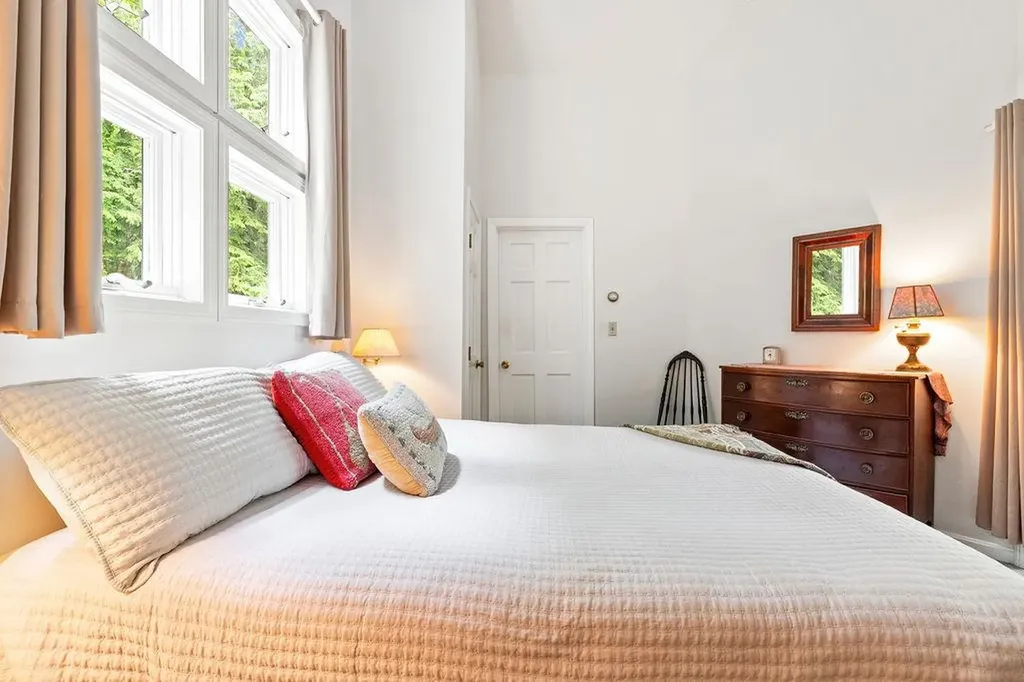 28 Chase Street Sunapee NH 03782