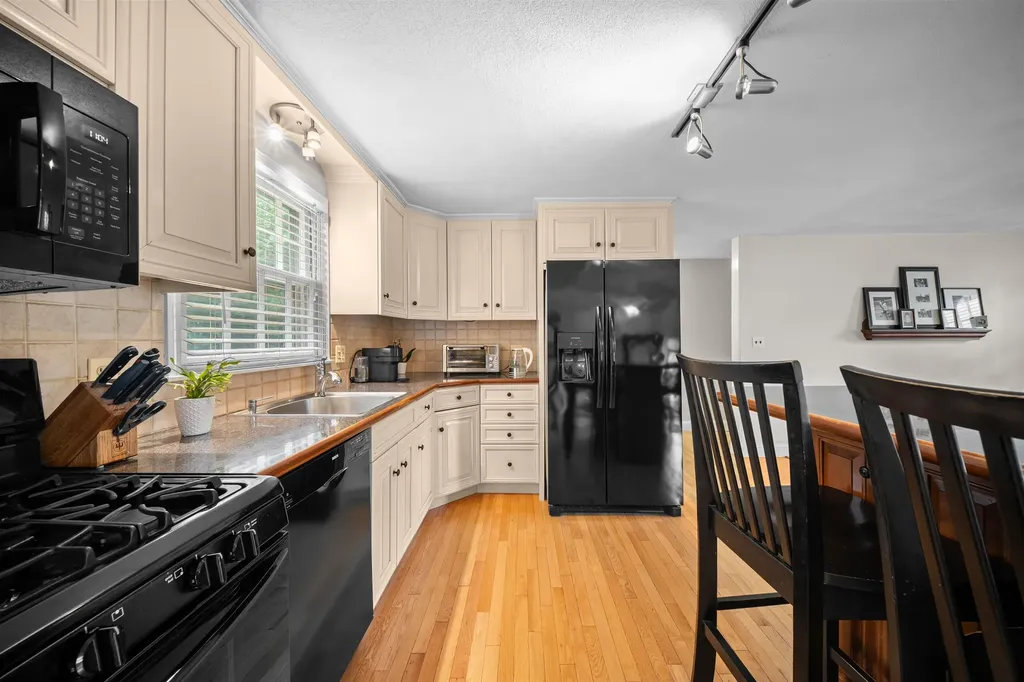 19 Baymeadow Drive Nashua NH 03063