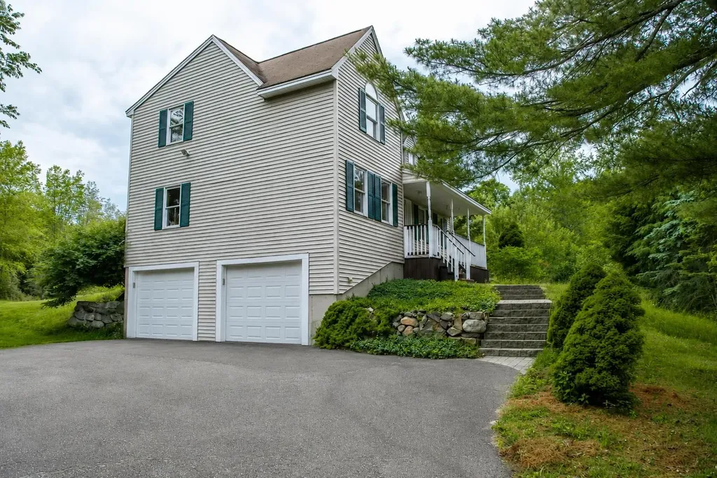 4 Bingham Circle Sandown NH 03873