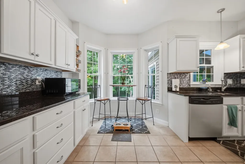54 River Bend Way Manchester NH 03103