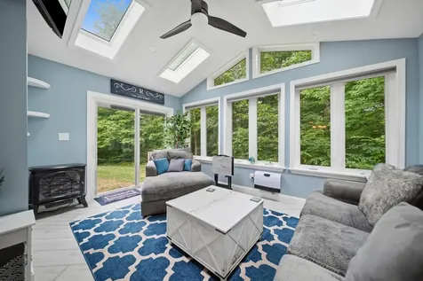 54 River Bend Way Manchester NH 03103