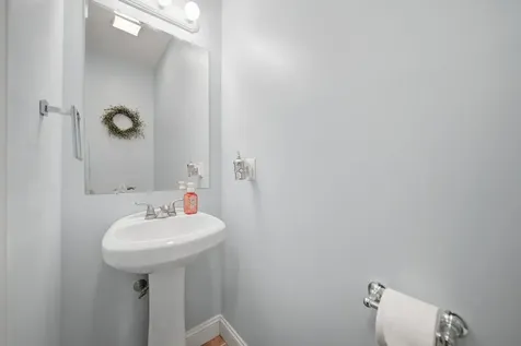 54 River Bend Way Manchester NH 03103