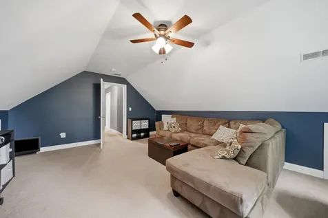 54 River Bend Way Manchester NH 03103