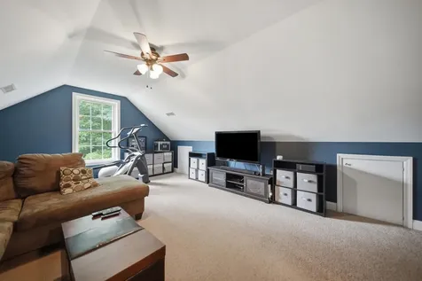 54 River Bend Way Manchester NH 03103