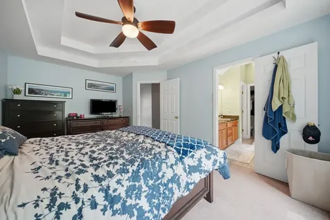 54 River Bend Way Manchester NH 03103