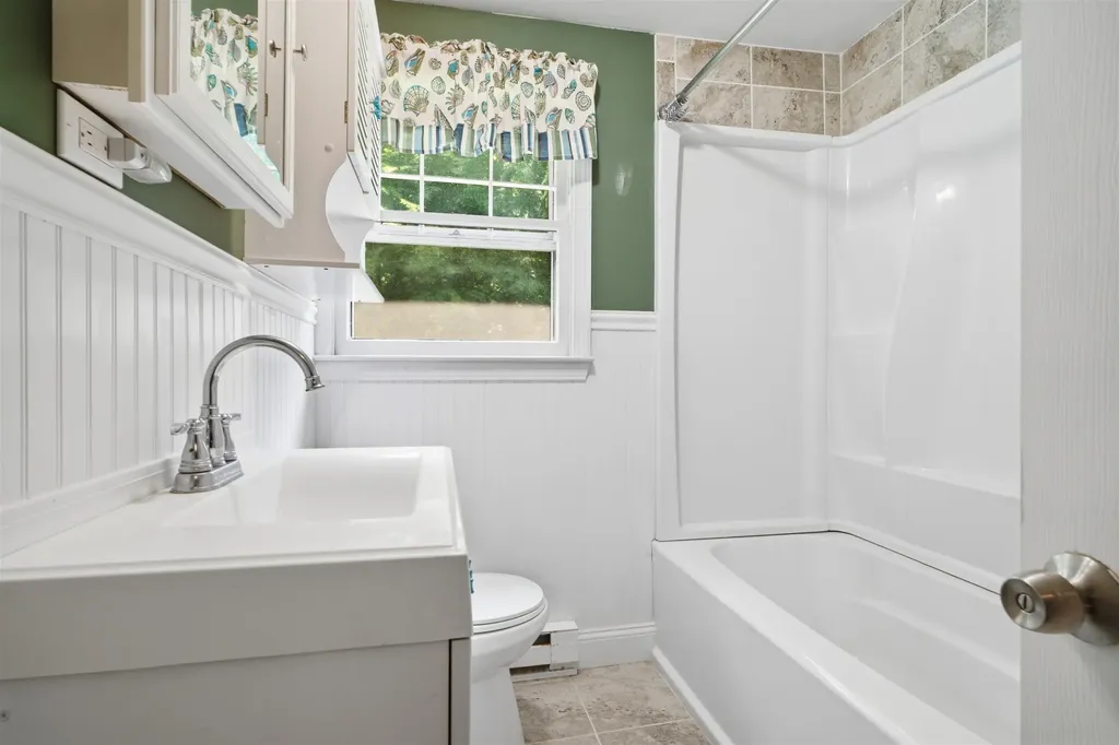 9 Midridge Circle Londonderry NH 03053