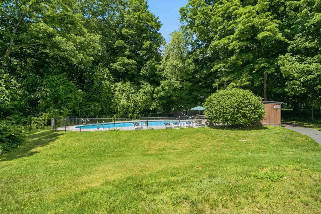9 Midridge Circle Londonderry NH 03053
