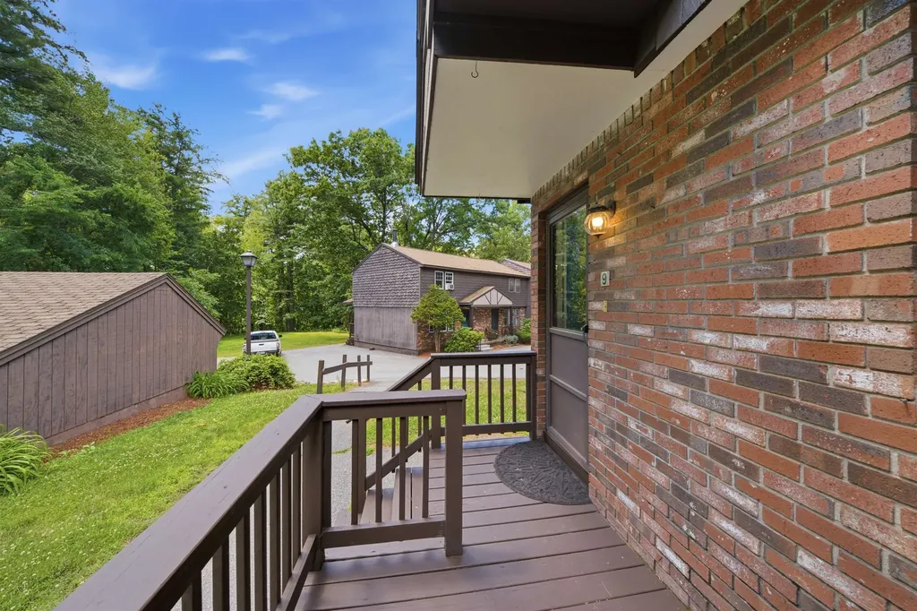 9 Midridge Circle Londonderry NH 03053