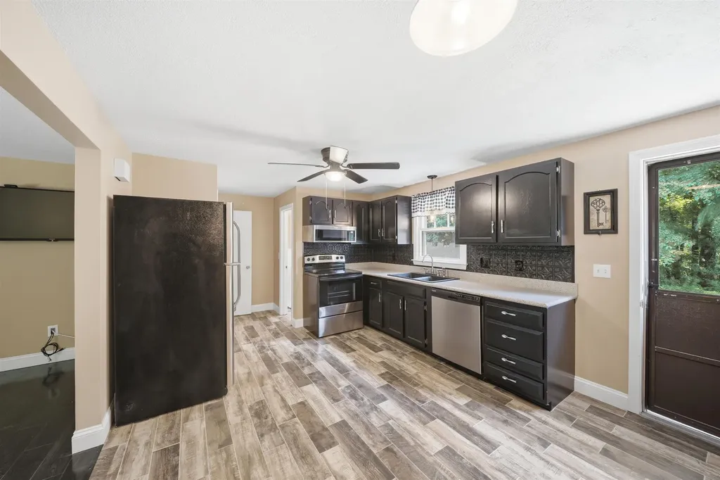 9 Midridge Circle Londonderry NH 03053