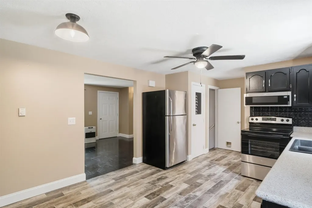 9 Midridge Circle Londonderry NH 03053