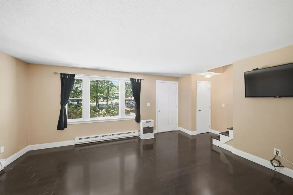 9 Midridge Circle Londonderry NH 03053