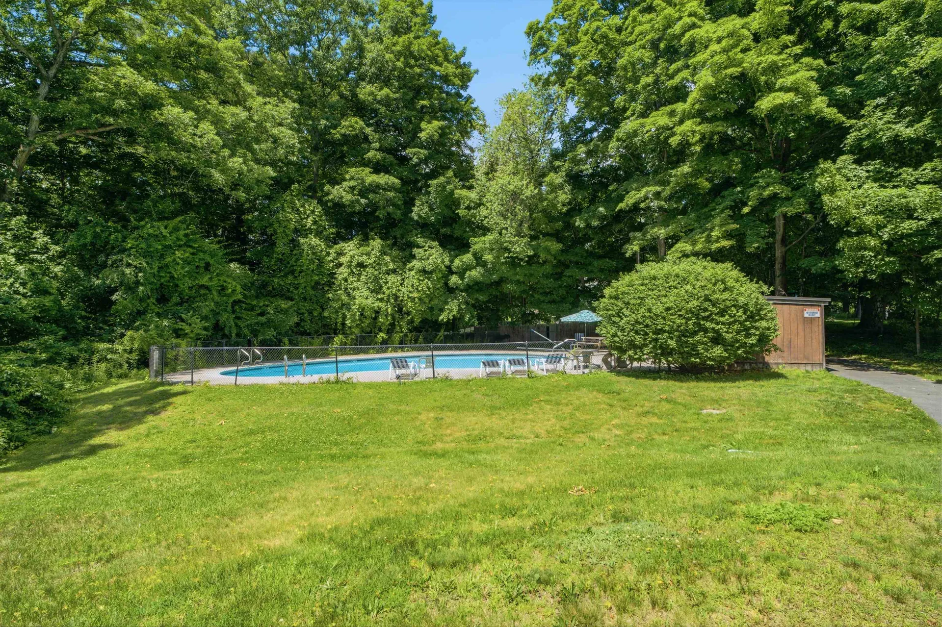 9 Midridge Circle Londonderry NH 03053