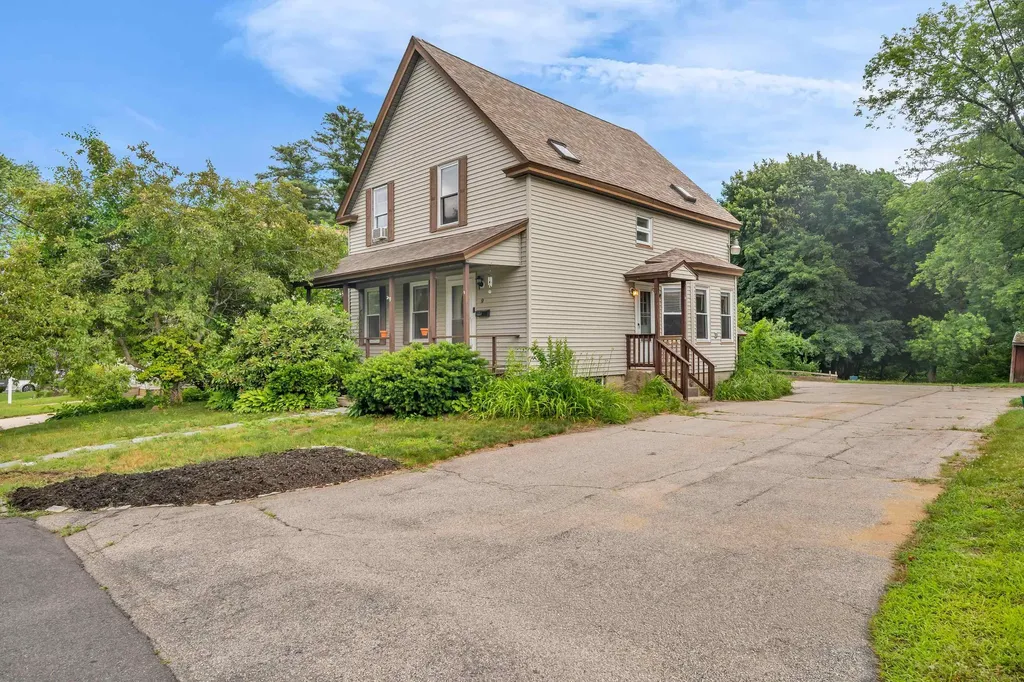 9 Grove Street Derry NH 03038