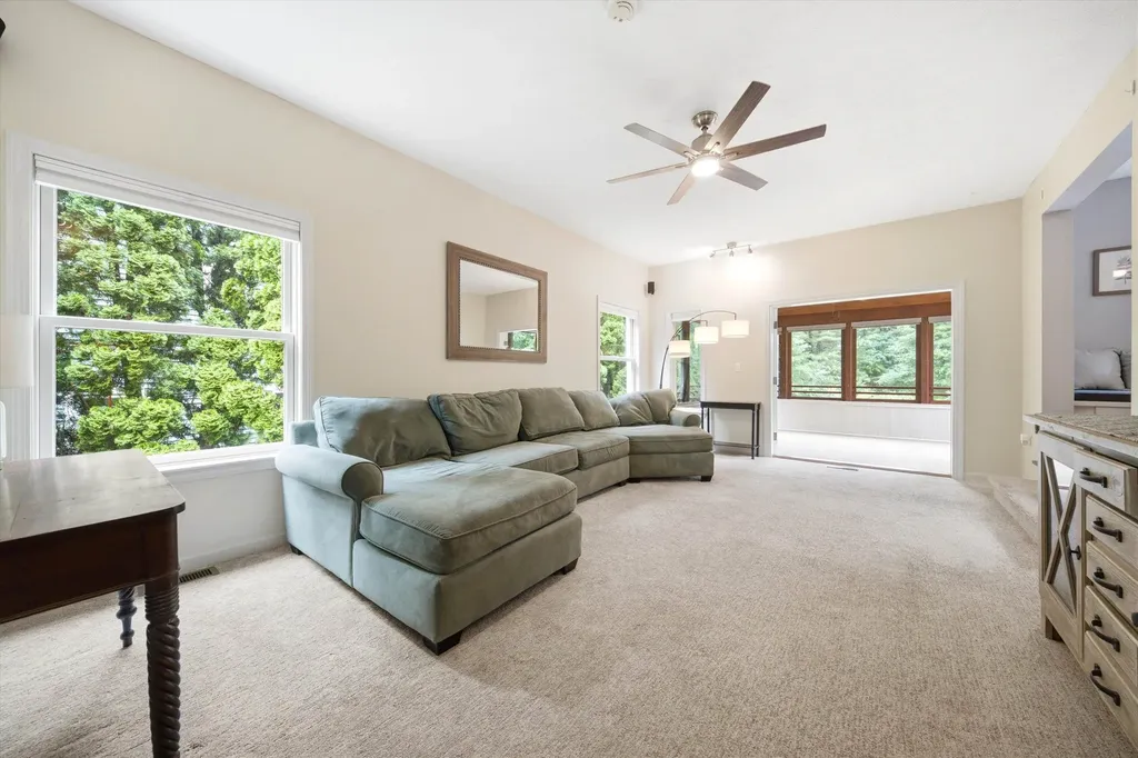 11 Hammar Road Nashua NH 03062