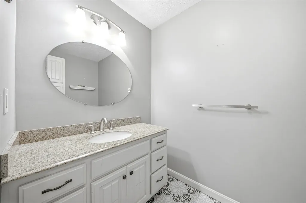 11 Hammar Road Nashua NH 03062