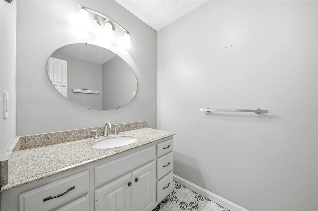 11 Hammar Road Nashua NH 03062
