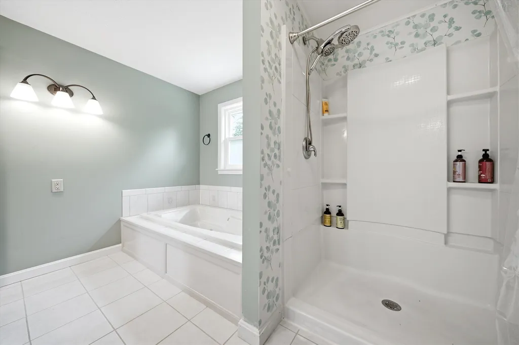 11 Hammar Road Nashua NH 03062