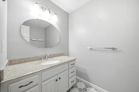 11 Hammar Road Nashua NH 03062