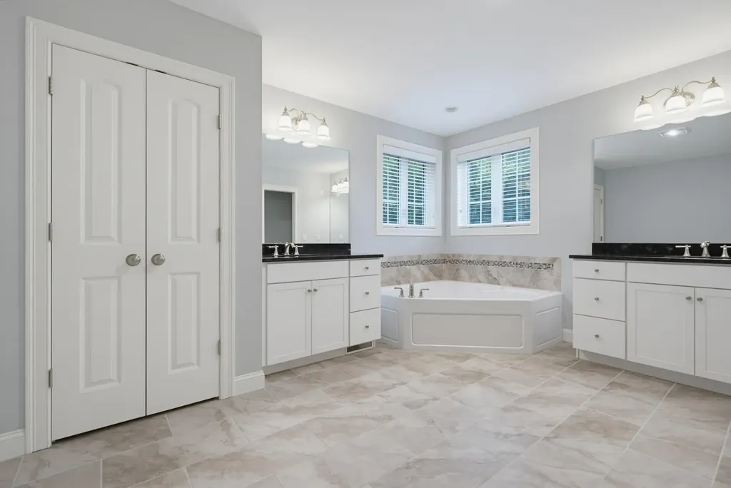 33 Chisholm Farm Drive Stratham NH 03885