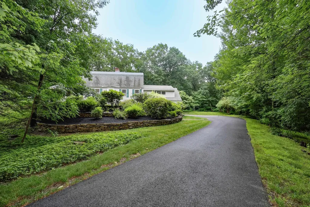 20 Wheaton Drive Pelham NH 03076