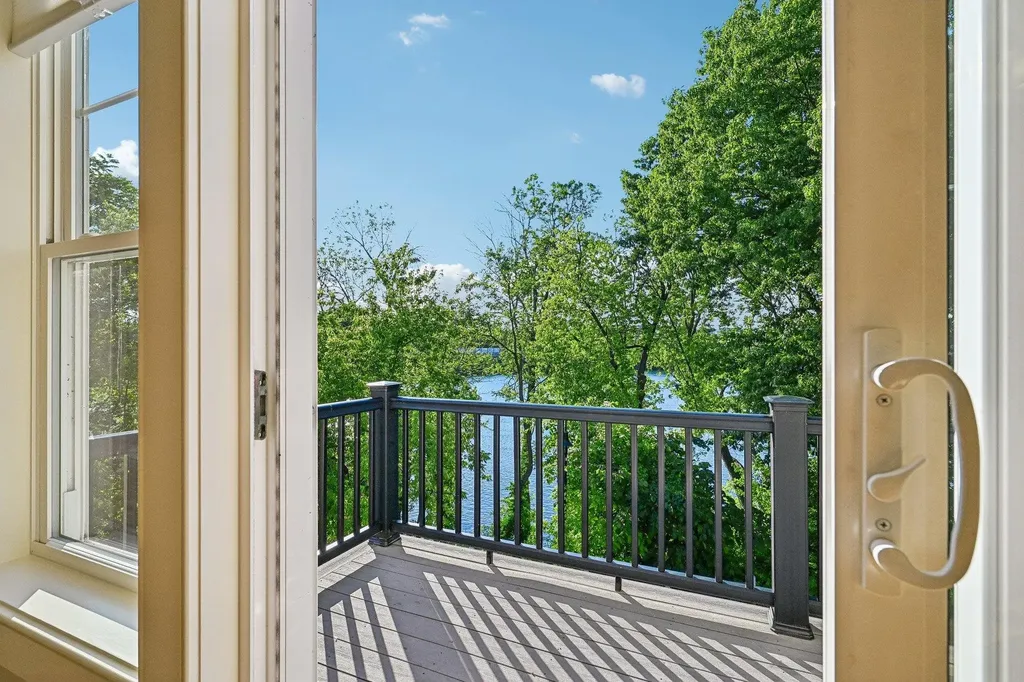 81 Riverwalk Way Manchester NH 03101