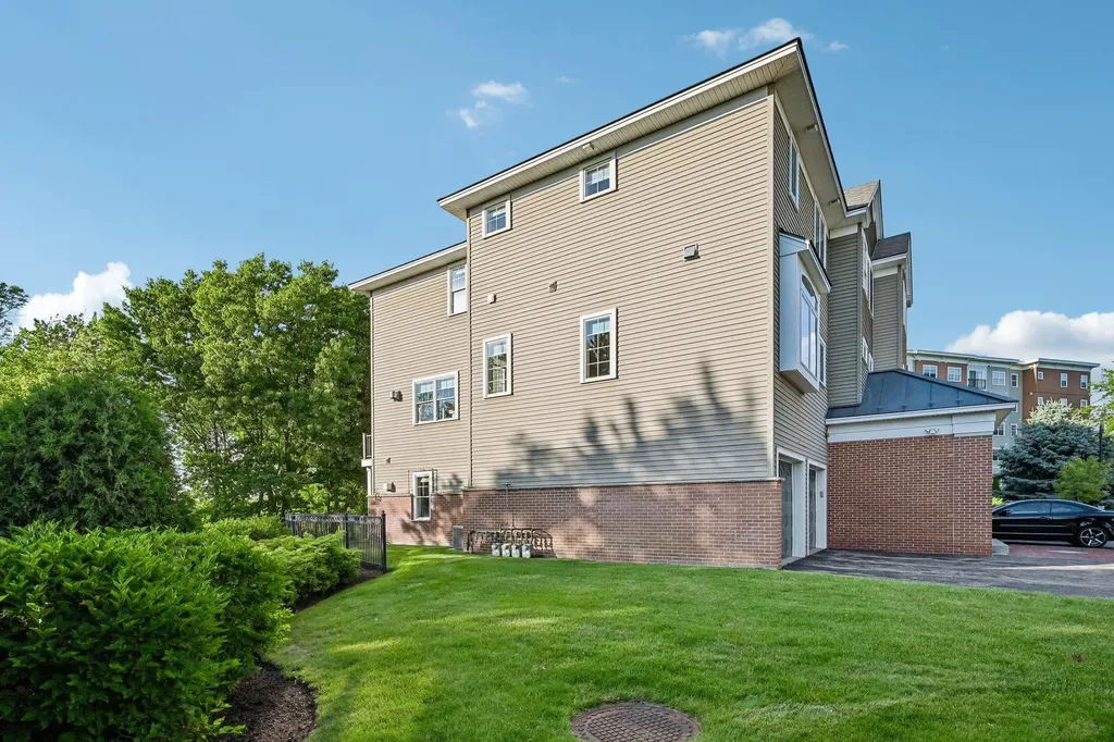 81 Riverwalk Way Manchester NH 03101