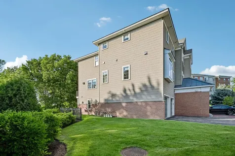 81 Riverwalk Way Manchester NH 03101