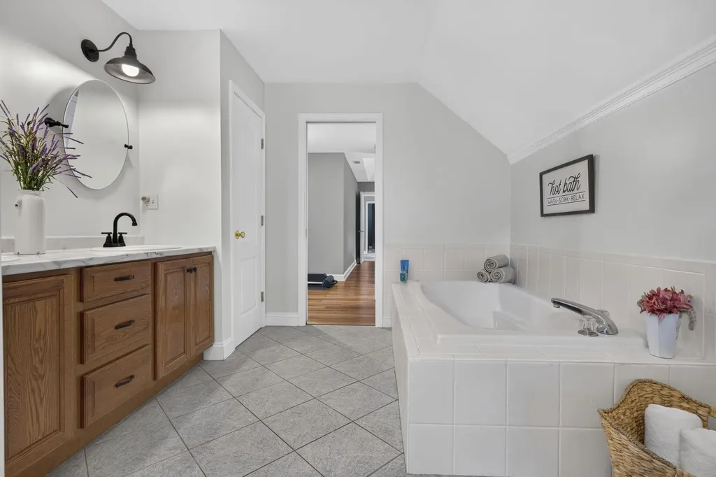 7 Cheshire Court Londonderry NH 03053