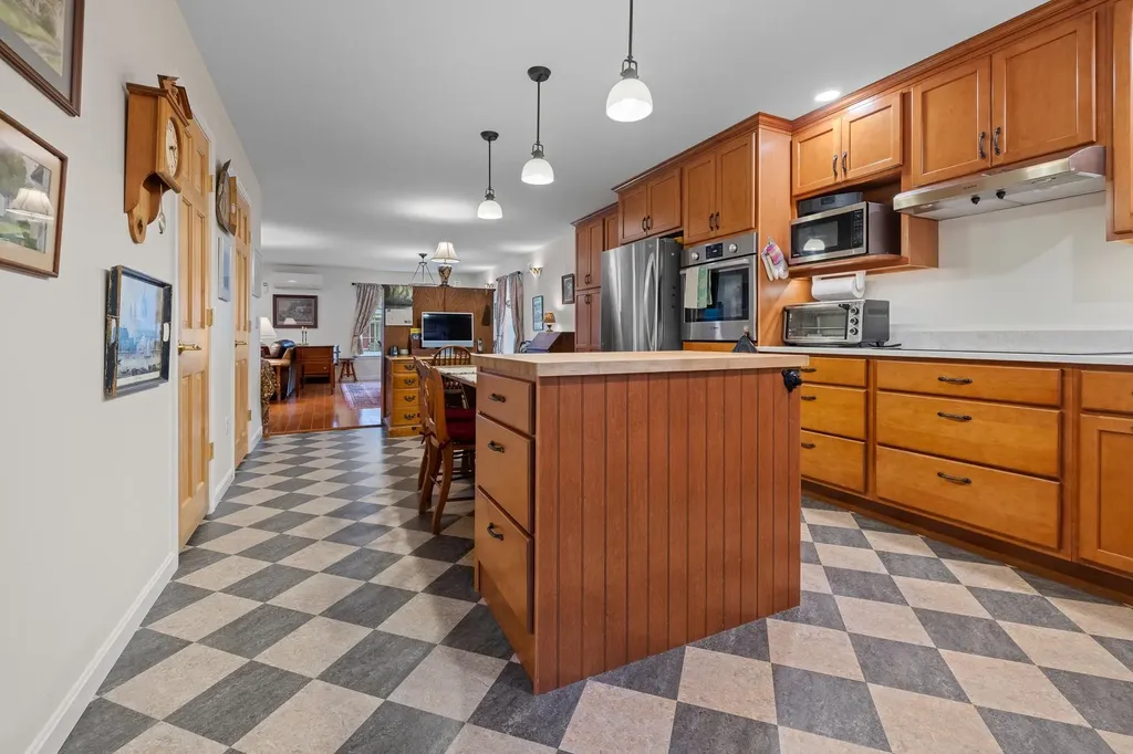 62 Pullman Lane Hartford VT 05001