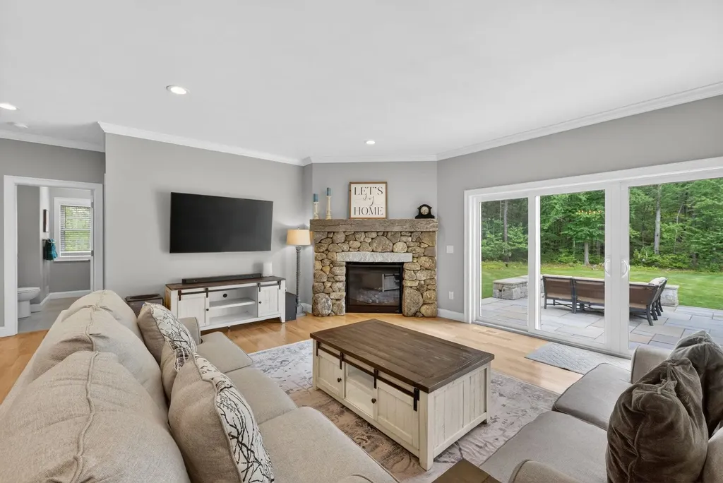 21 Walnut Hill Drive Hooksett NH 03106