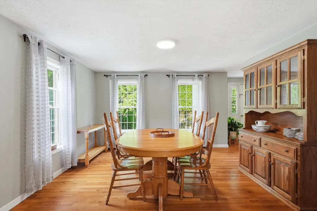 23 Peaslee Crossing Road Newton NH 03858