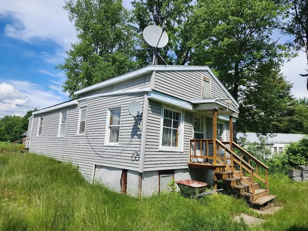 24 Braggs Bay Road Errol NH 03579