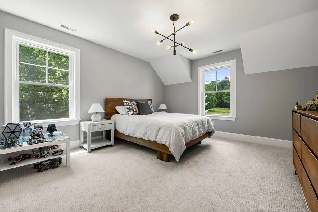 32 Settlers Court Bedford NH 03110