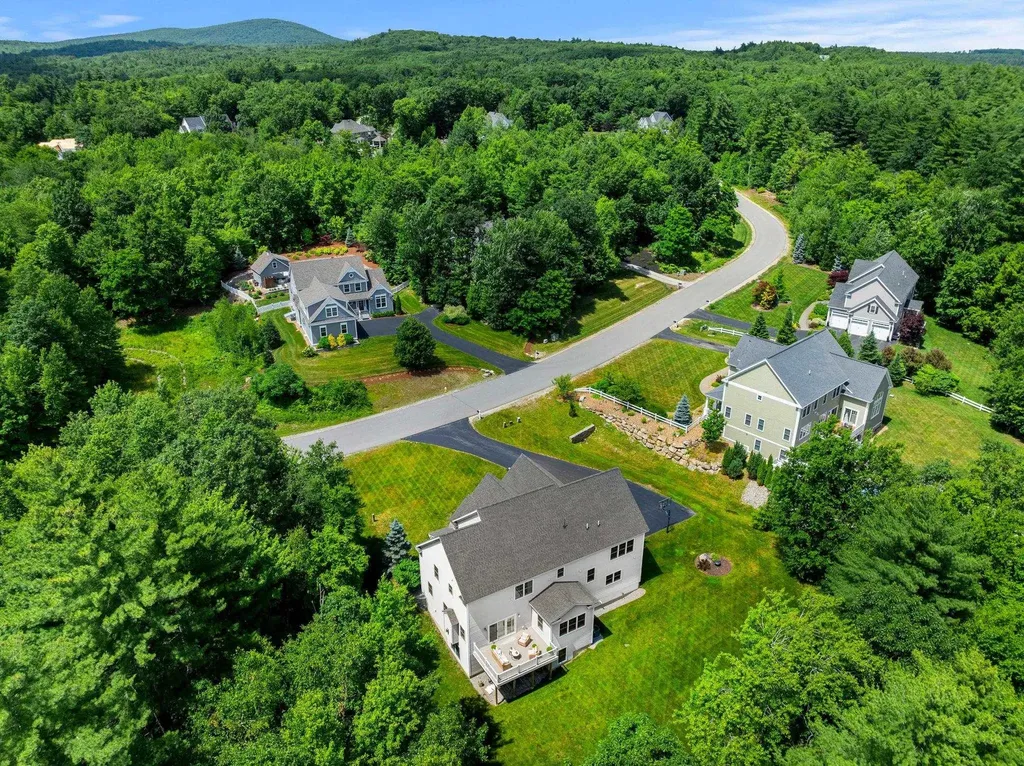 32 Settlers Court Bedford NH 03110