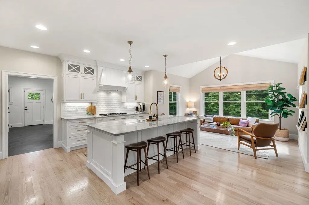 32 Settlers Court Bedford NH 03110