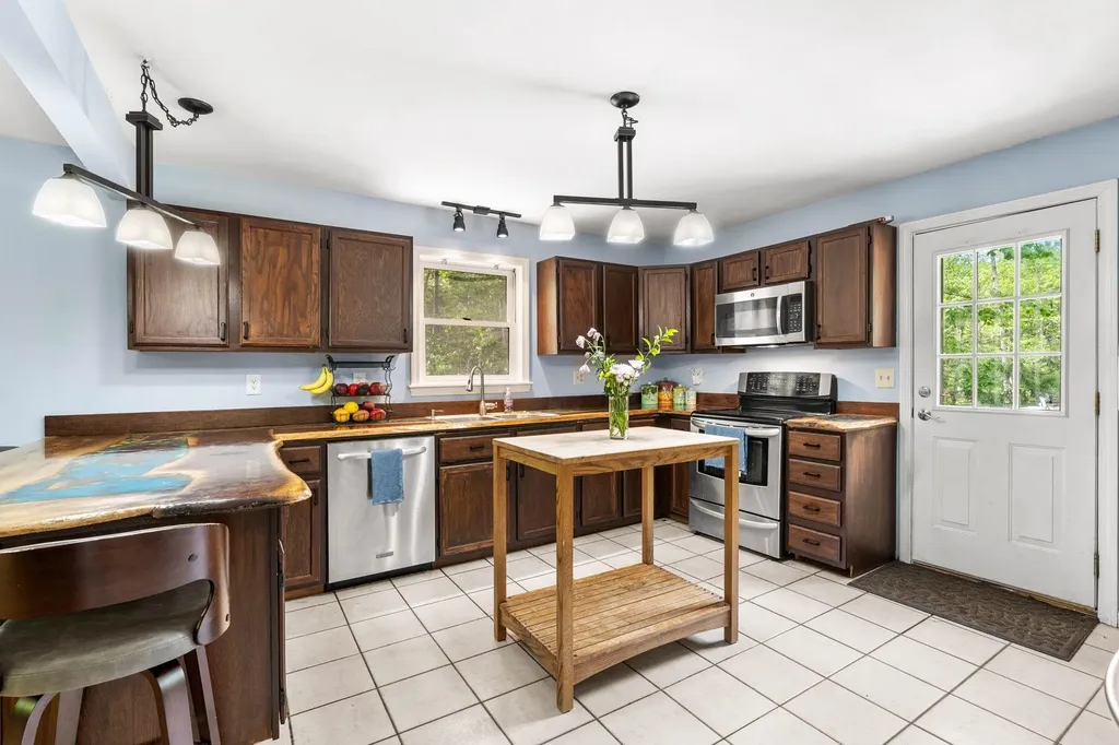 9 Pondview Road Weare NH 03281