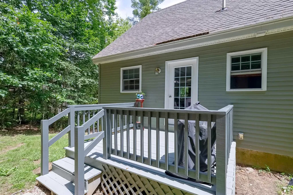 16 Lincoln Lane Barnstead NH 03225