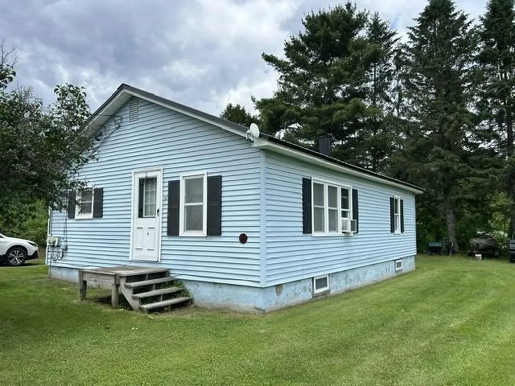 33 Edwards Street Colebrook NH 03576